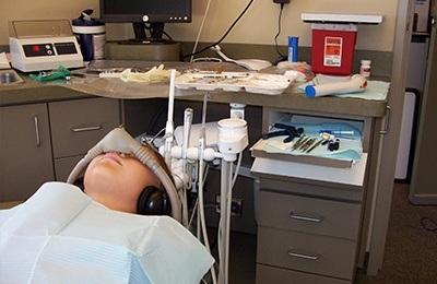 patient with nitrous oxide mask